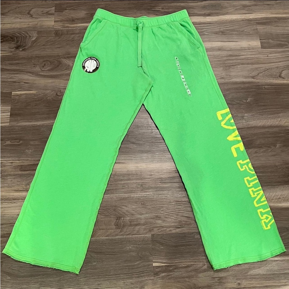 New With Tags Beautiful VS Pink Boyfriend Sweats Beautiful Color For Summer